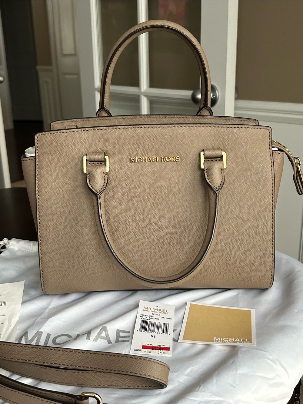 Michael Kors Selma, Saffiano Leather Satchel. Color DK Dune. Shoulder strap.